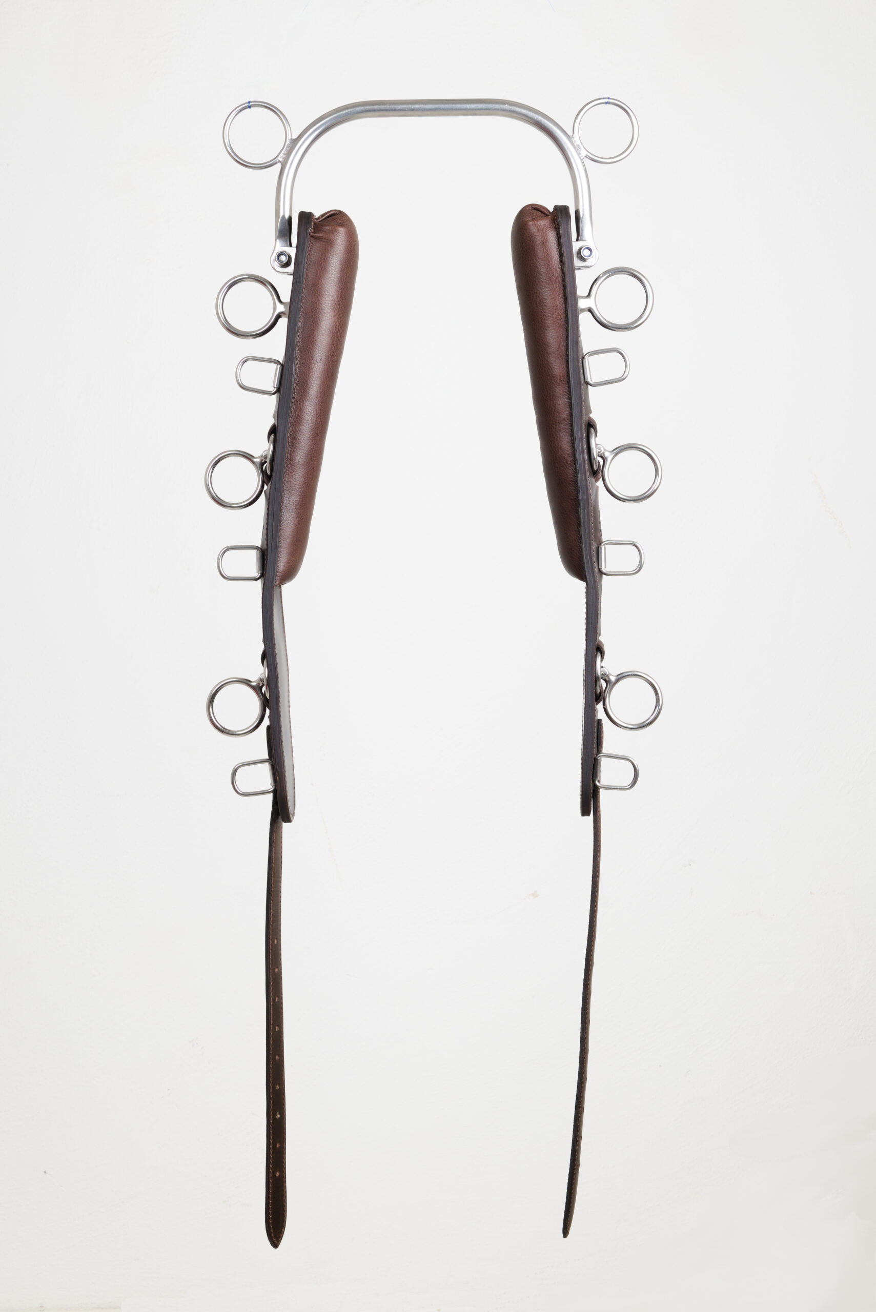 alt="Tömkörningsdäckel A.E. med ringbåge i mörkbrunt läder"